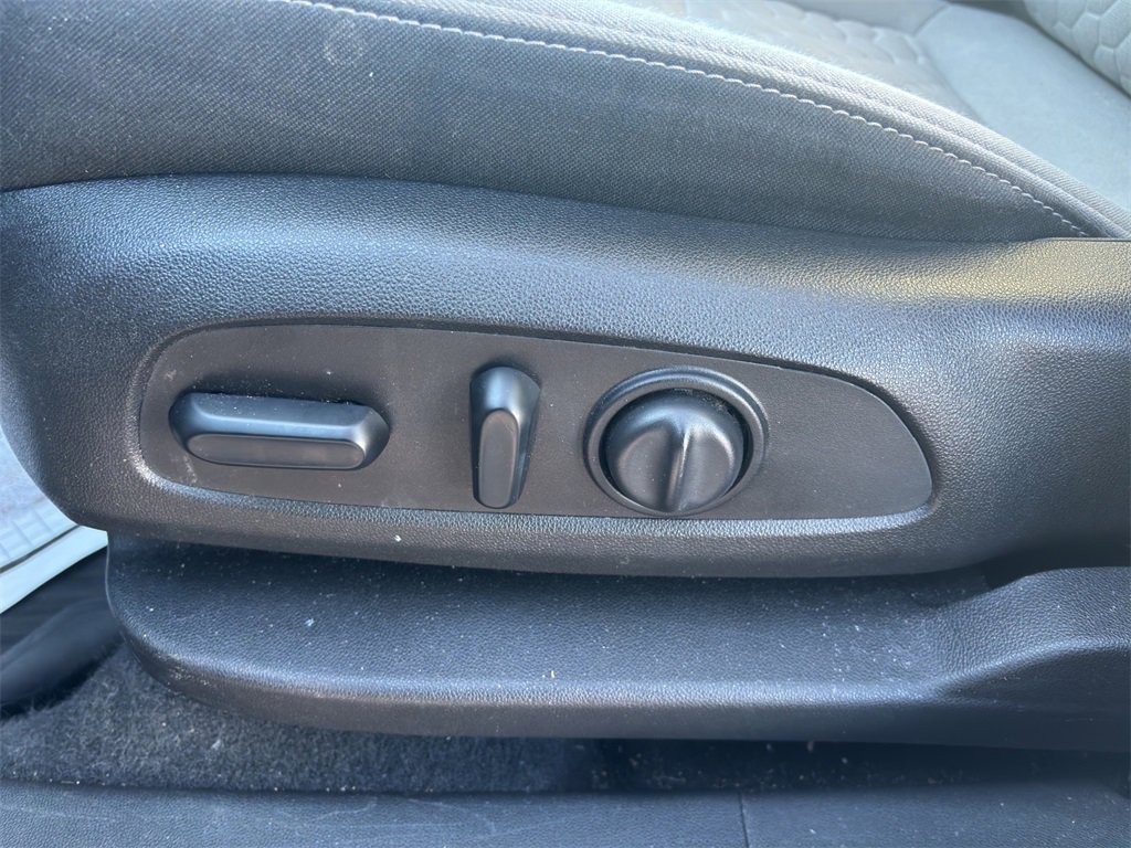 Used 2019 Chevrolet Equinox LS w/ LS Convenience Package image 13