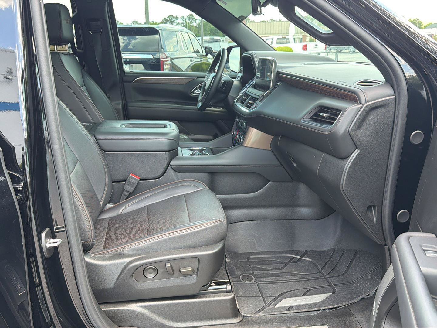 Used 2024 Chevrolet Tahoe High Country AWD/4WD image 15