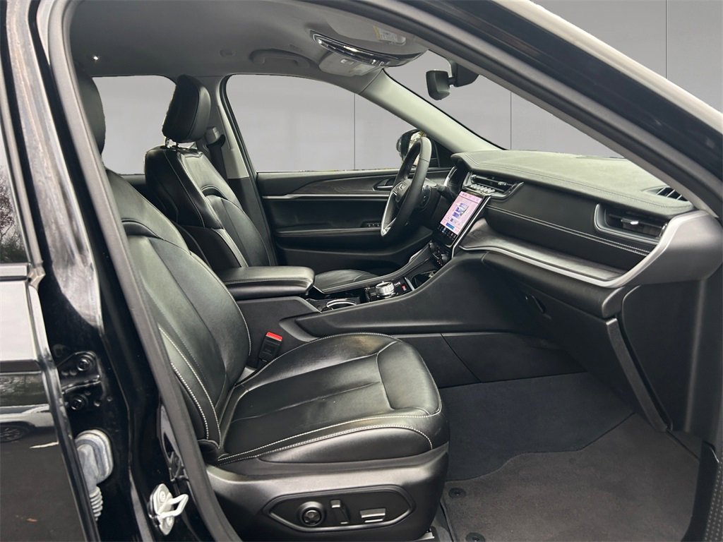 Used 2023 Jeep Grand Cherokee Limited w/ Black Appearance Package image 17