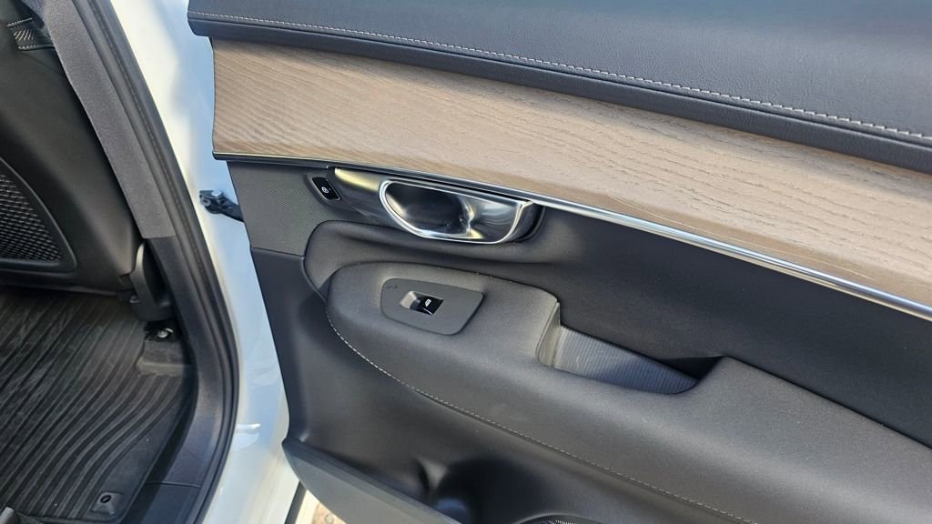 Certified 2025 Volvo XC90 T8 Plus w/ Protection Package Premier image 11