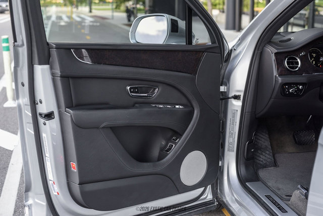 Used 2021 Bentley Bentayga AWD/4WD image 37