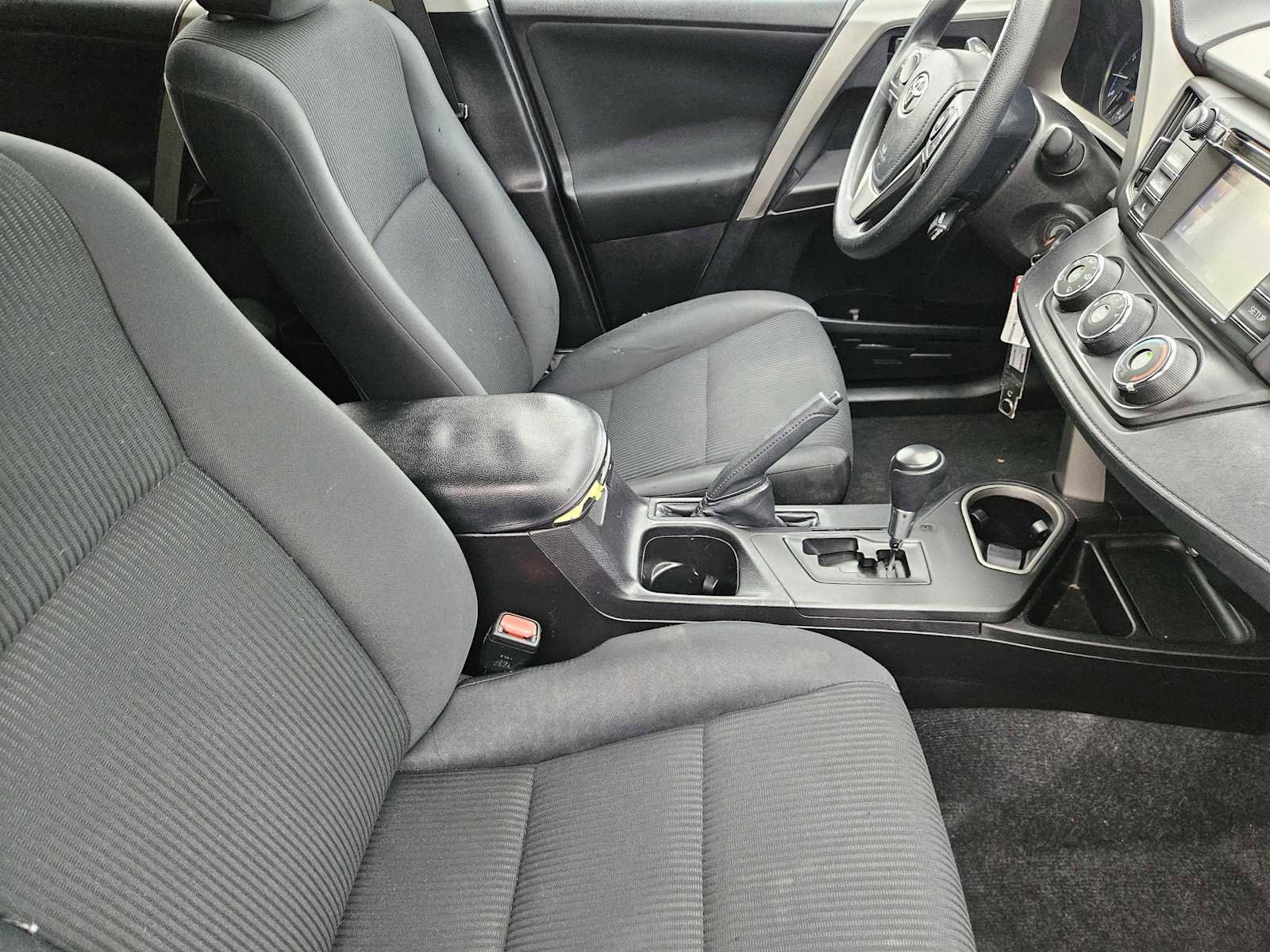 Used 2018 Toyota RAV4 LE image 14