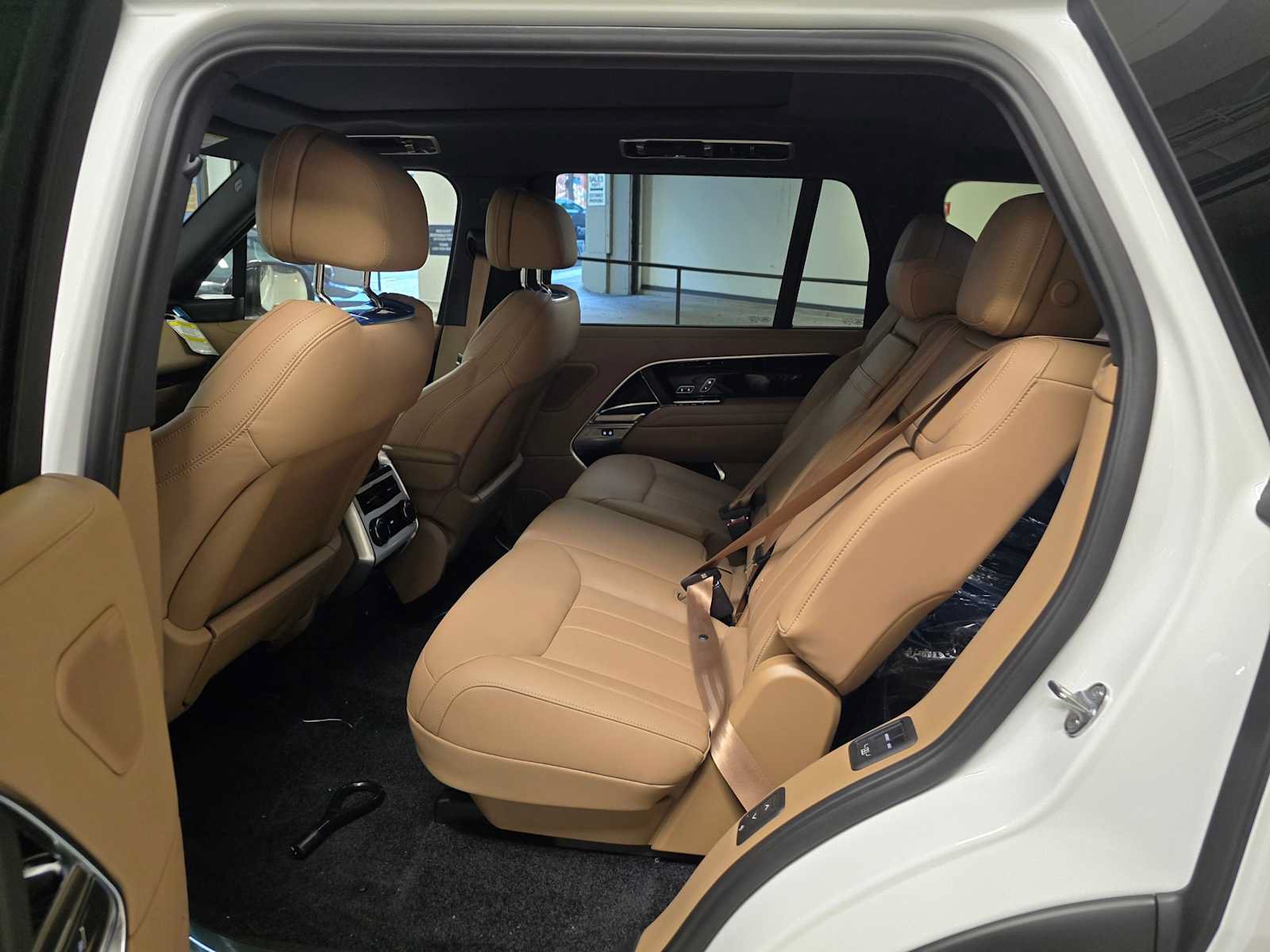 New 2025 Land Rover Range Rover Long Wheelbase SE AWD/4WD image 17