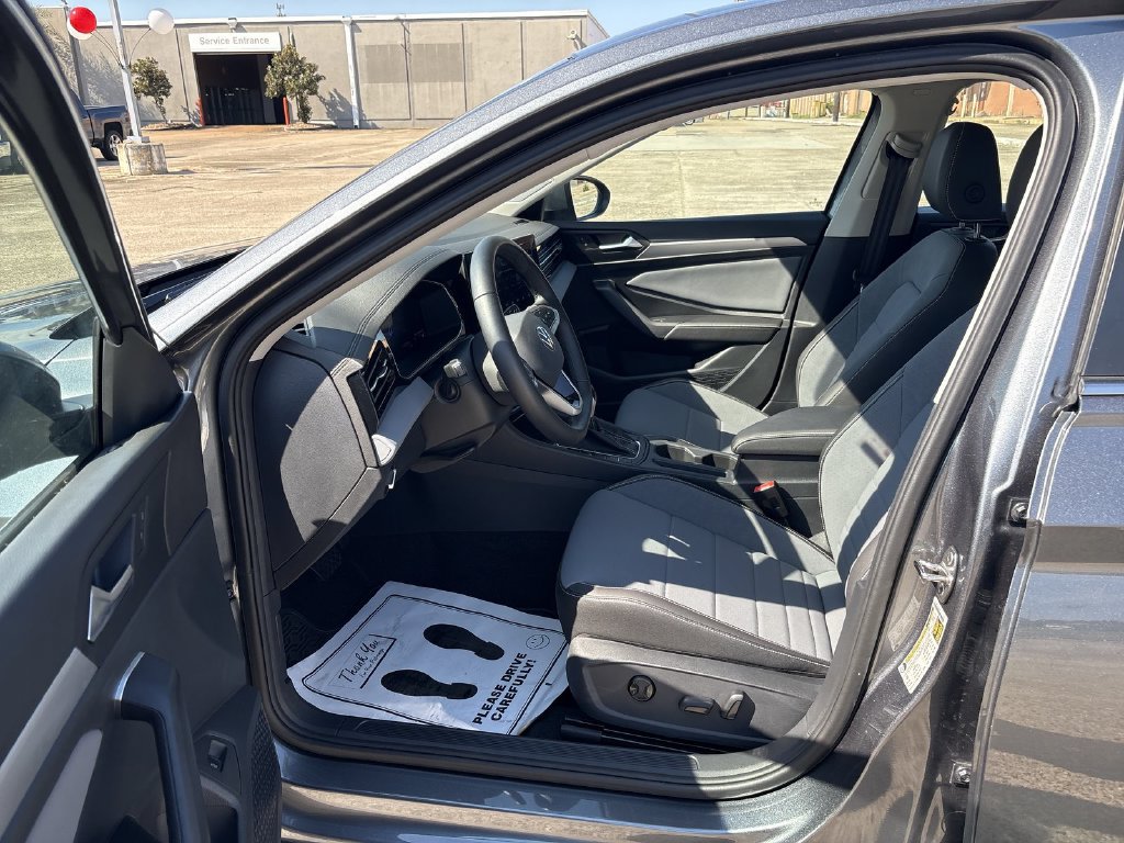 Used 2025 Volkswagen Jetta SE w/ Sunroof Package FWD image 13