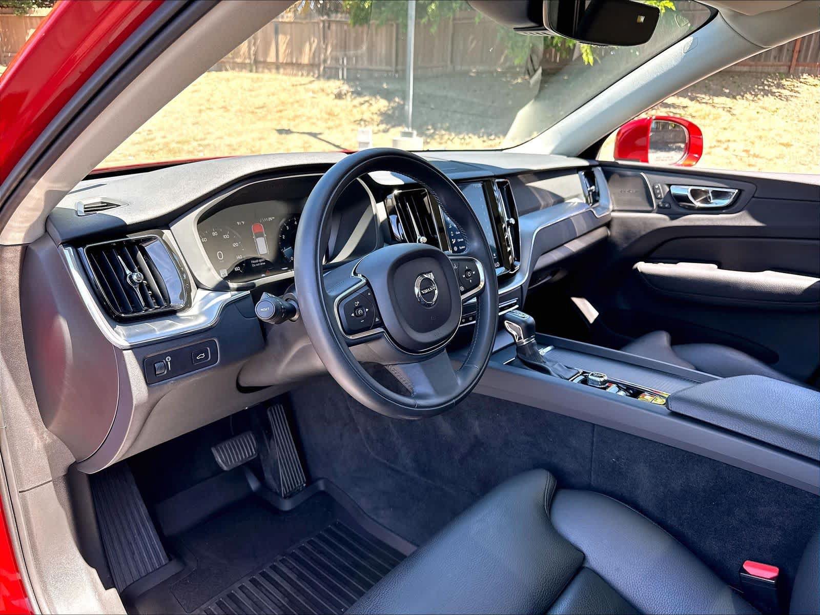Used 2019 Volvo XC60 T5 Momentum w/ Multimedia Package AWD/4WD image 17