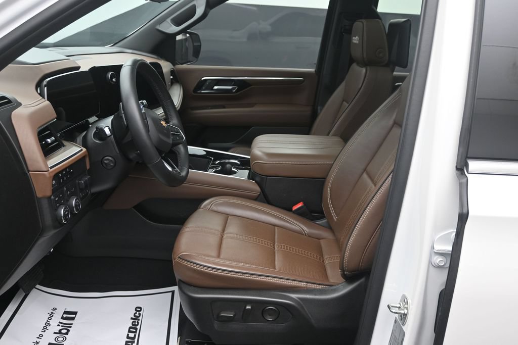 Used 2025 Chevrolet Suburban High Country AWD/4WD image 10