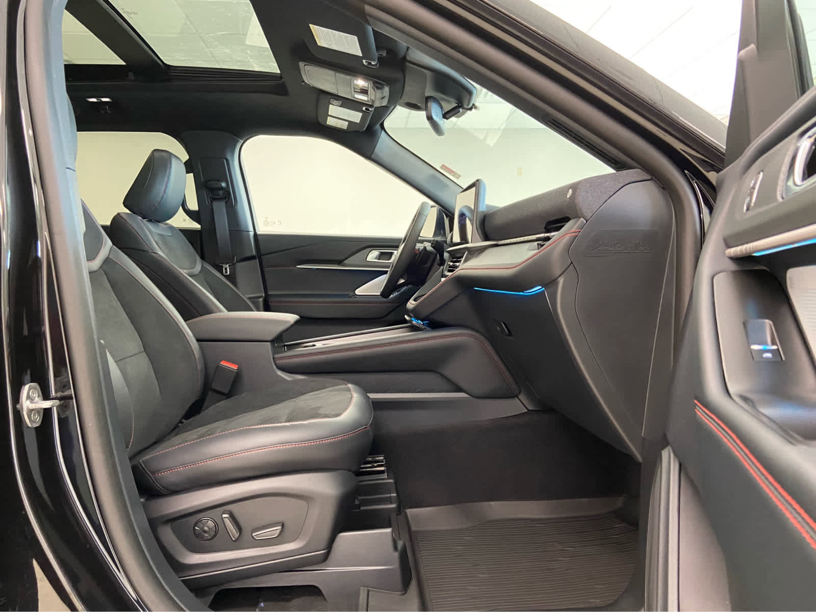 New 2025 Ford Explorer ST image 18
