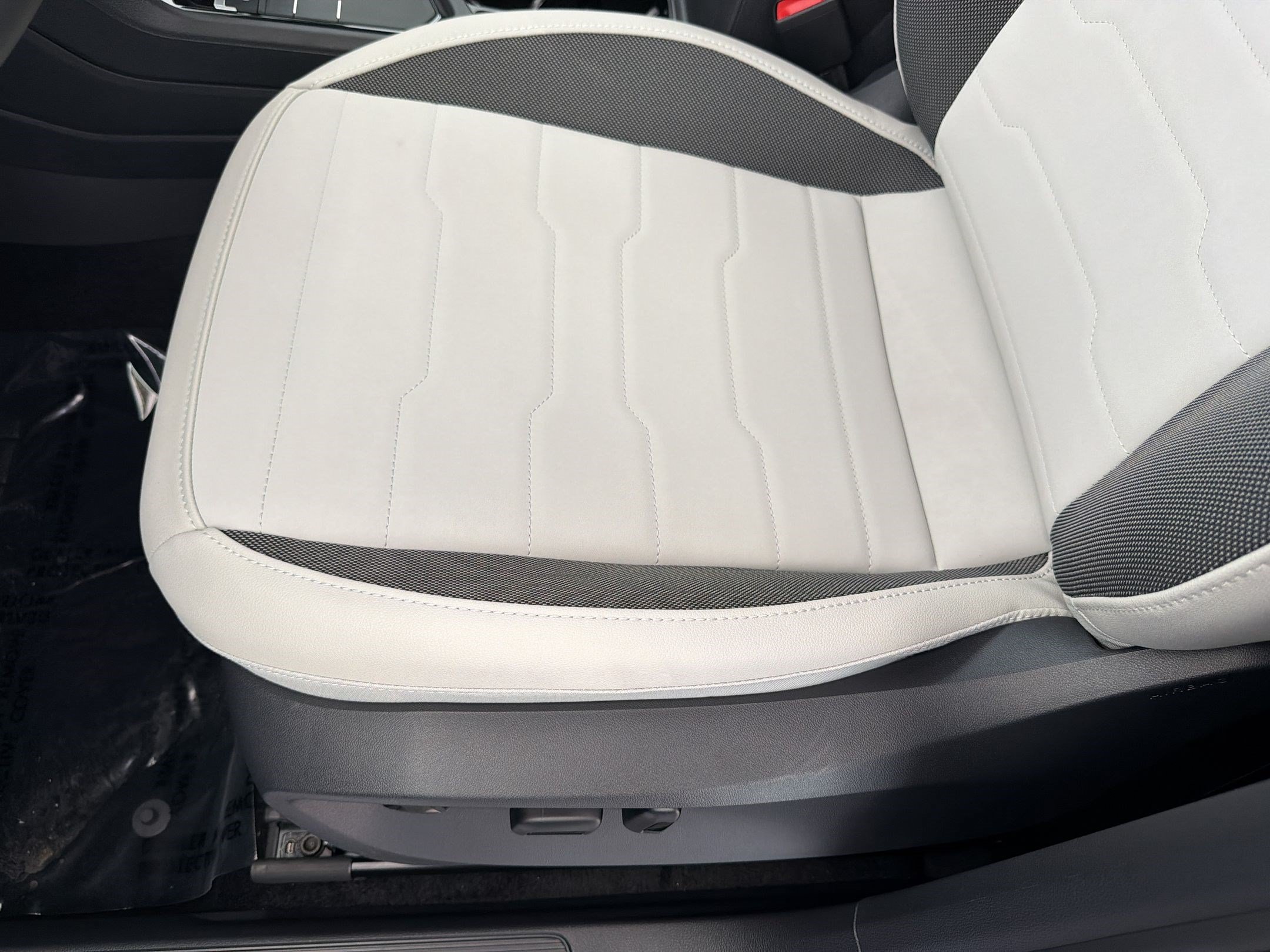 New 2026 Volkswagen Taos SE FWD image 13