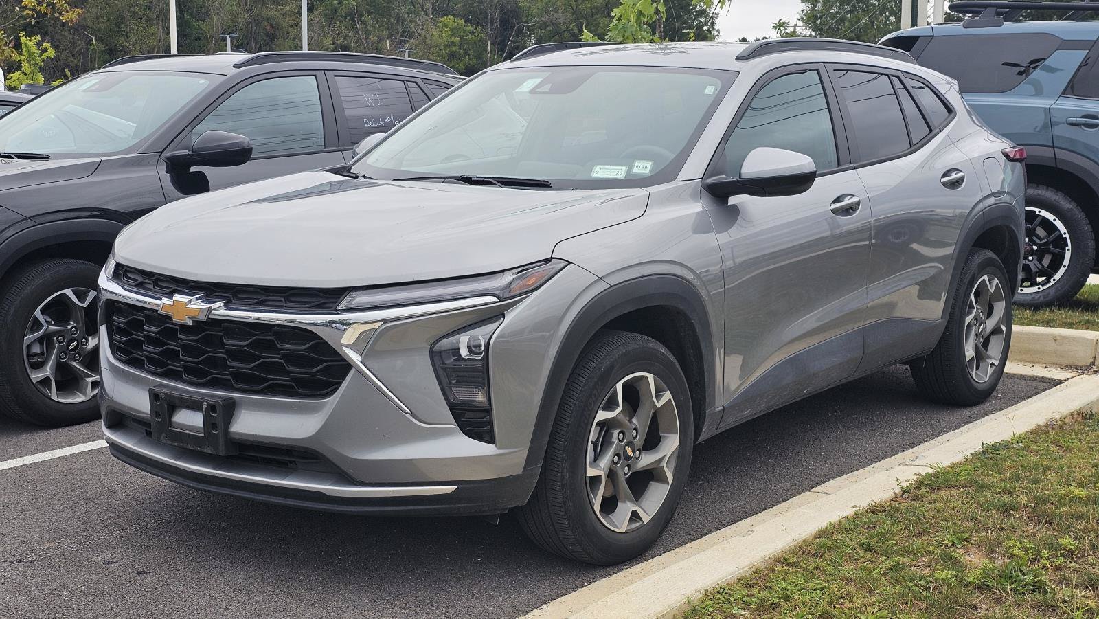 Used 2025 Chevrolet Trax LT FWD image 1