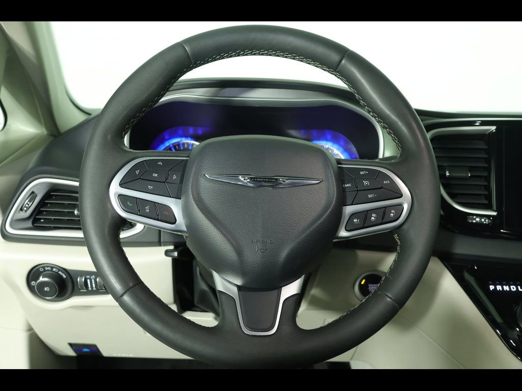 Used 2023 Chrysler Pacifica Touring-L FWD image 19