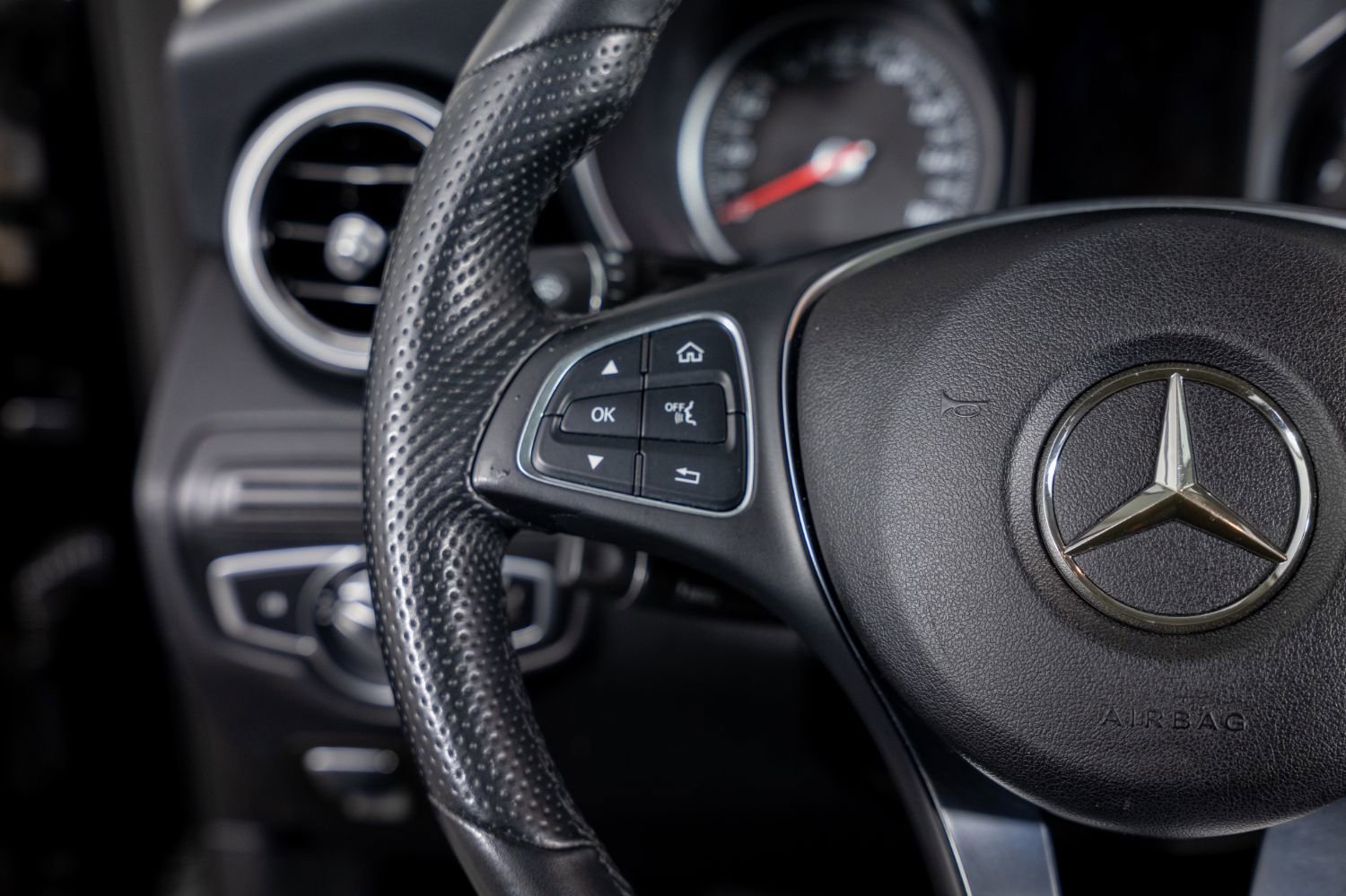 Used 2019 Mercedes-Benz GLC 300 4MATIC w/ Premium Package image 32