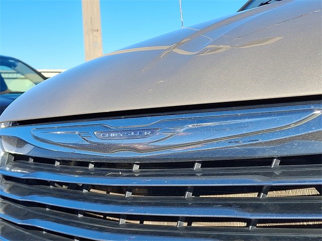 Used 2015 Chrysler Town & Country Touring image 28