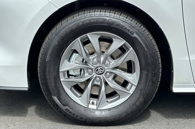 Certified 2026 Toyota Sienna XLE FWD image 32