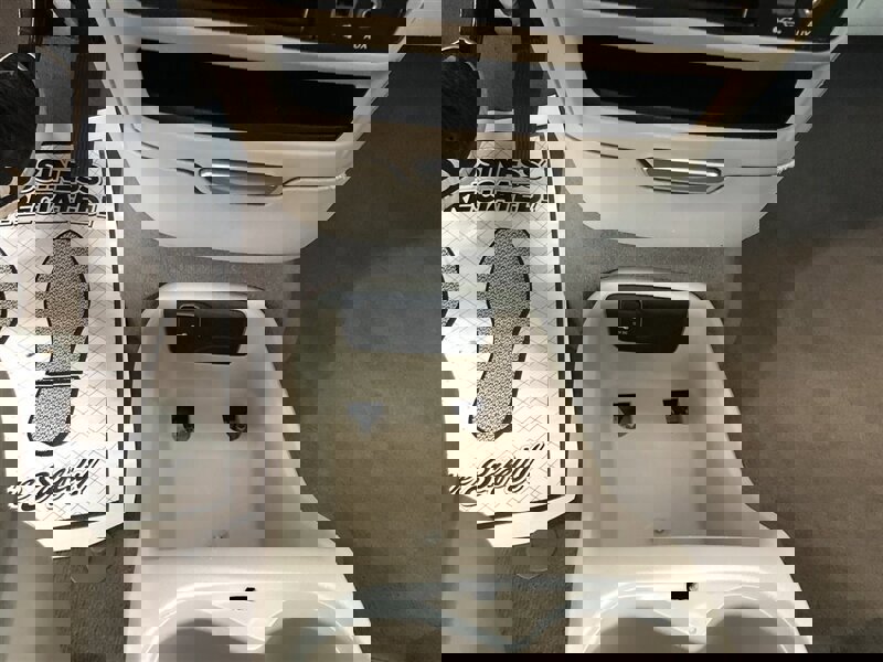 Used 2020 Chrysler Voyager LX image 17