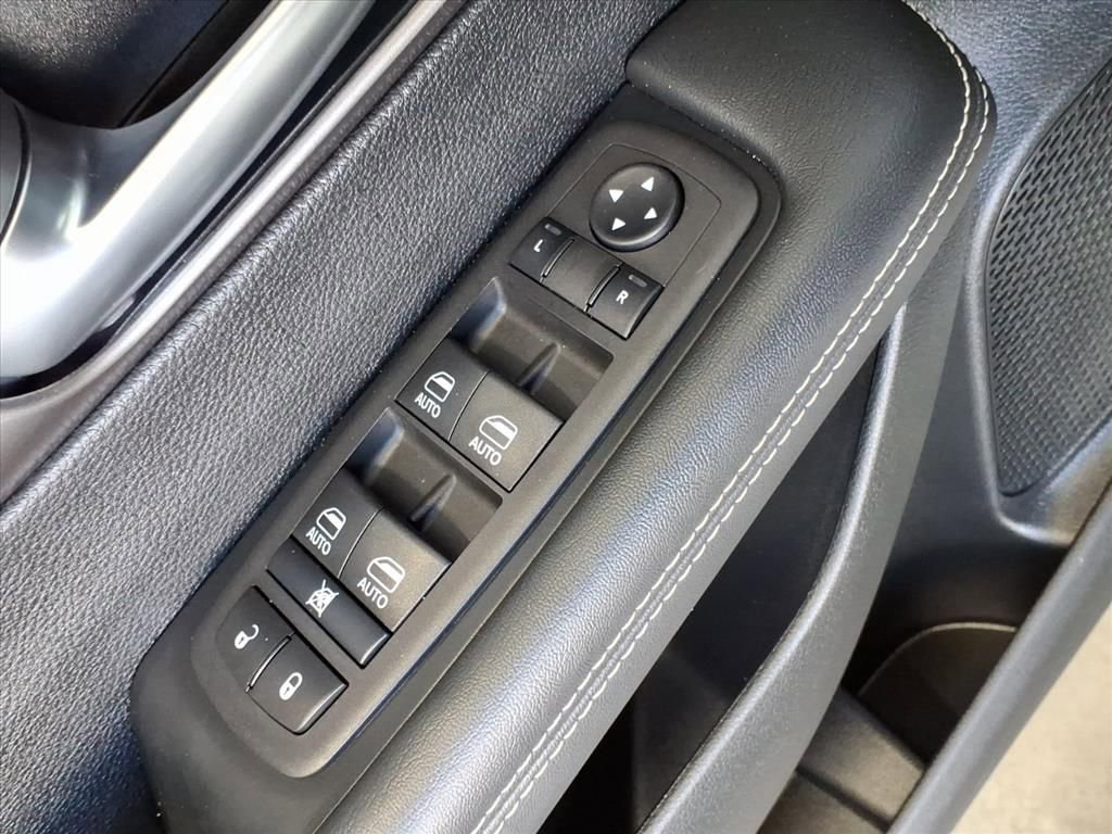 Used 2025 Chrysler Pacifica Select image 13