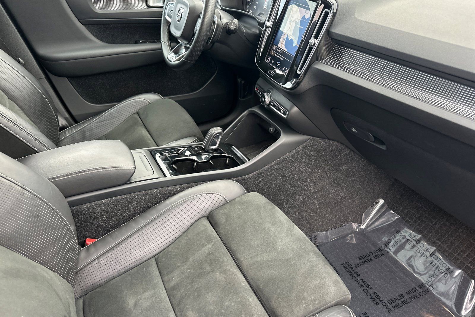 Used 2019 Volvo XC40 T4 R-Design image 18