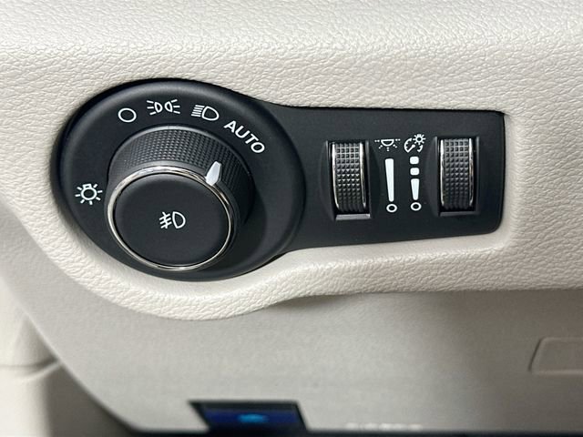 Used 2024 Chrysler Pacifica Select image 25