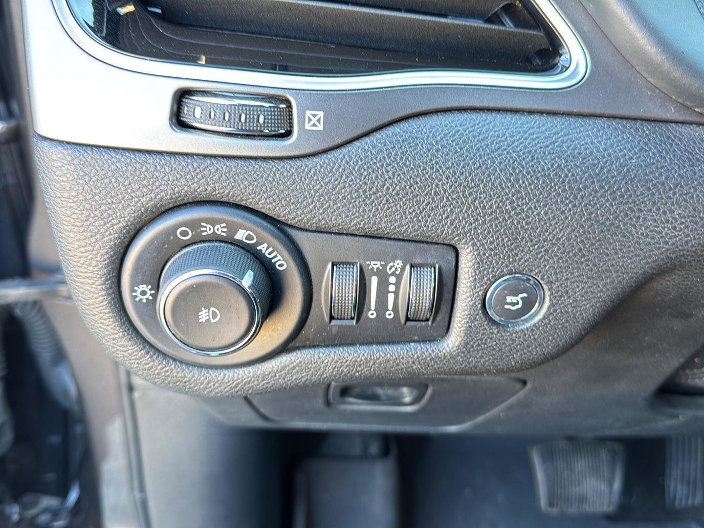 Used 2019 Jeep Cherokee Overland w/ Technology Group image 23