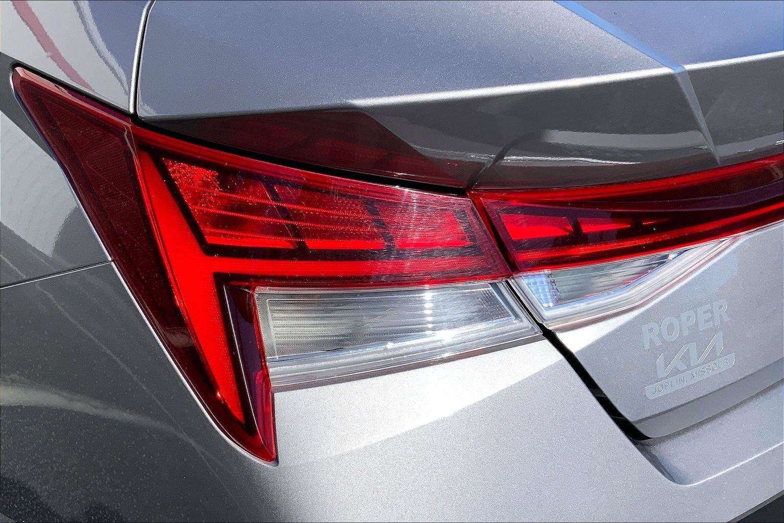 Used 2025 Hyundai Elantra Limited FWD image 29