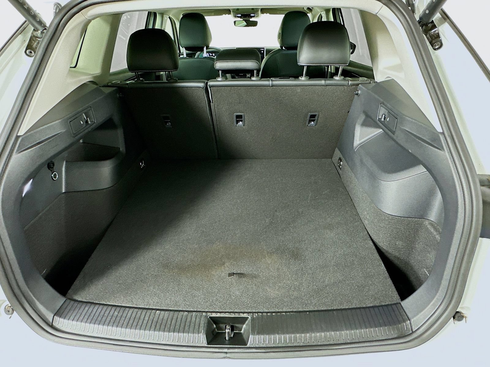Used 2025 Volkswagen Tiguan SE AWD/4WD image 39