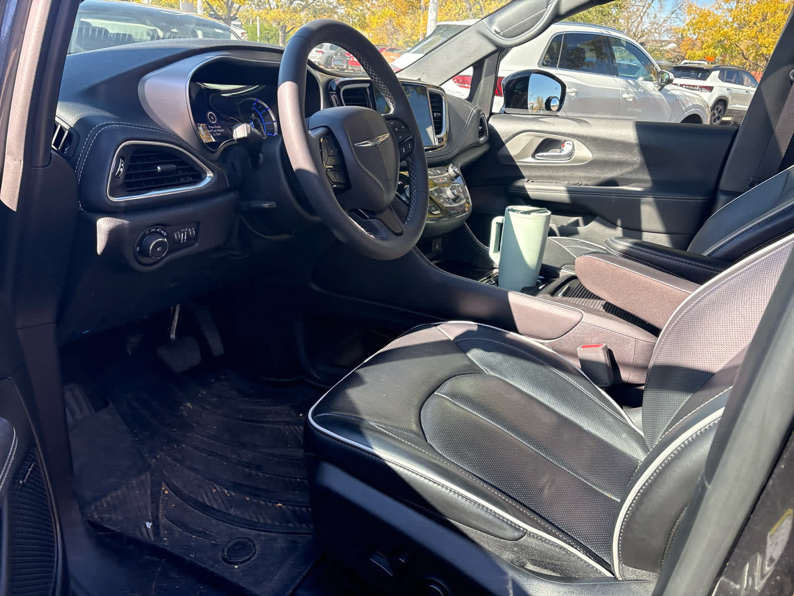 Used 2023 Chrysler Pacifica Limited w/ Uconnect Theater Family Group FWD image 14