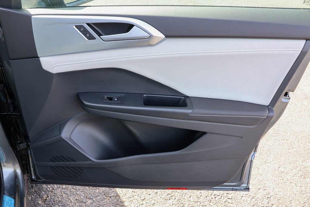 New 2025 Volkswagen Taos SE image 44