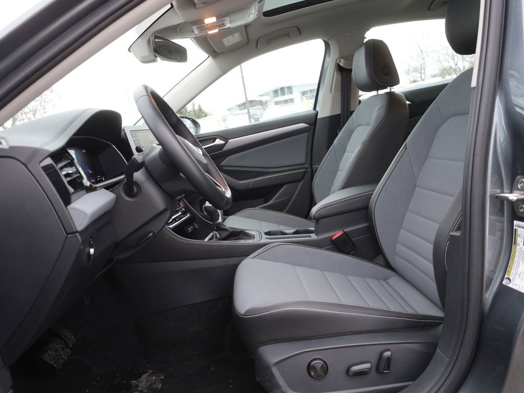 Used 2025 Volkswagen Jetta SE w/ Sunroof Package image 25