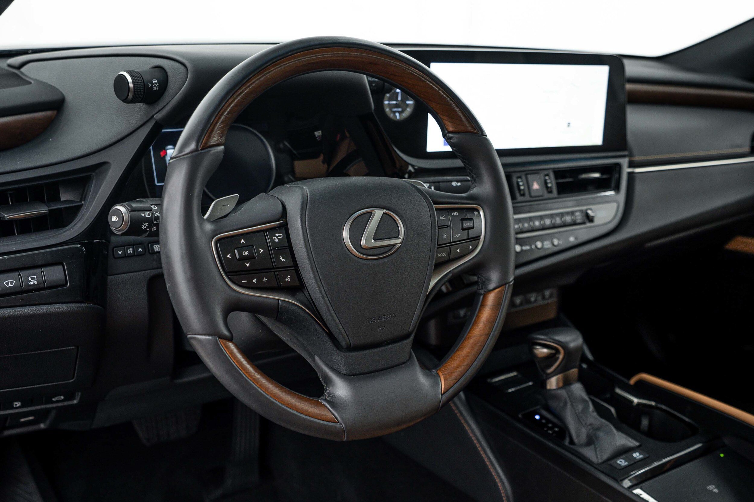 Used 2023 Lexus ES 300h Ultra Luxury w/ Accessory Package (Z2) FWD image 12
