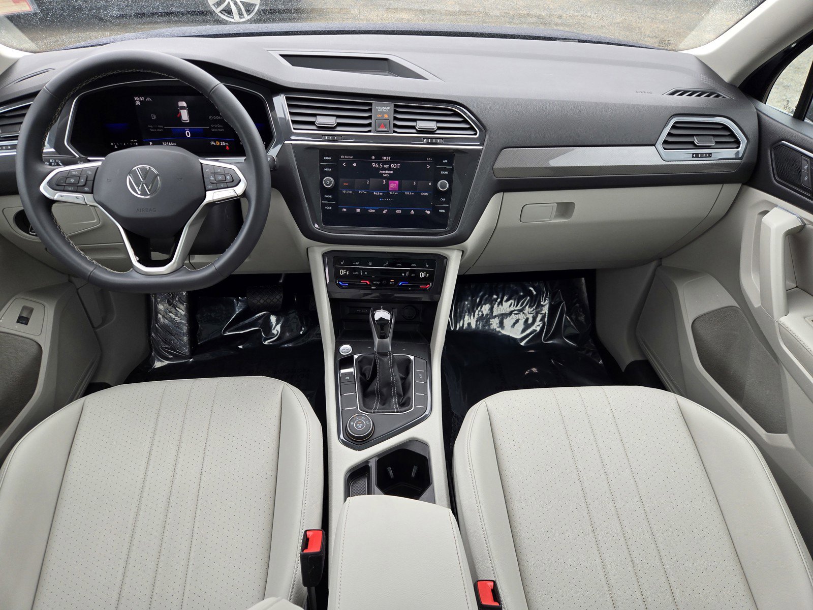 Used 2022 Volkswagen Tiguan SE w/ Panoramic Sunroof Package image 14