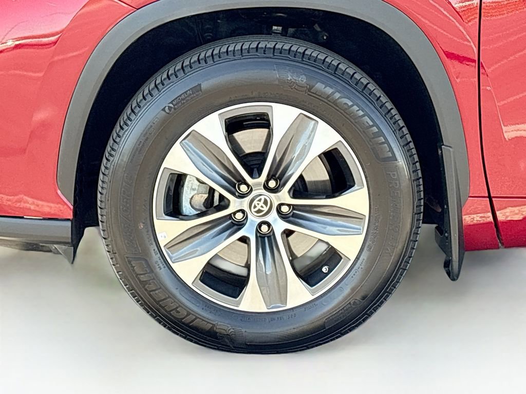 Used 2023 Toyota Highlander XLE AWD/4WD image 31