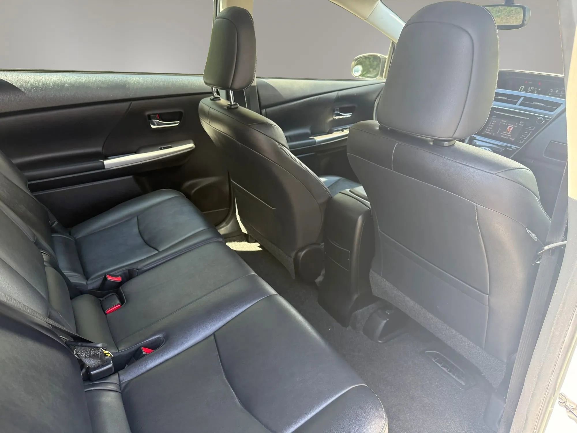 Used 2017 Toyota Prius V Five w/ Carpet Mat Package FWD image 34