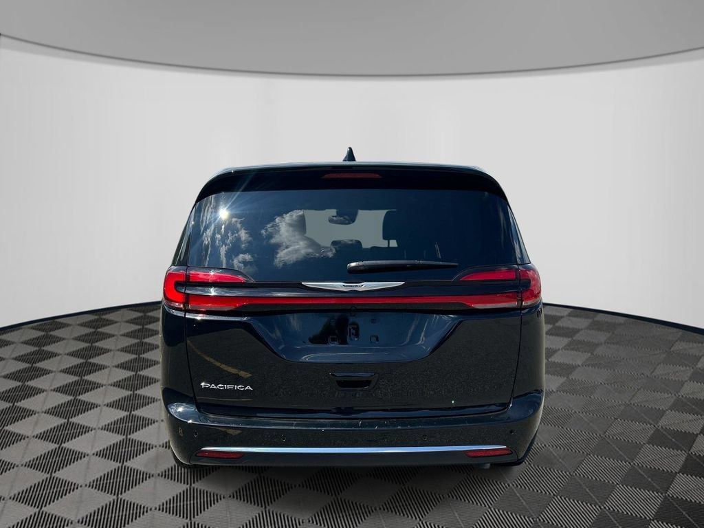 Used 2026 Chrysler Pacifica Select FWD image 4