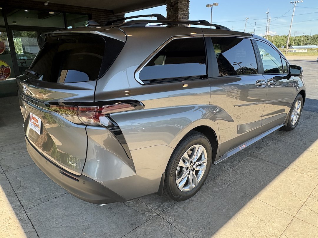 Used 2026 Toyota Sienna XLE AWD/4WD image 6