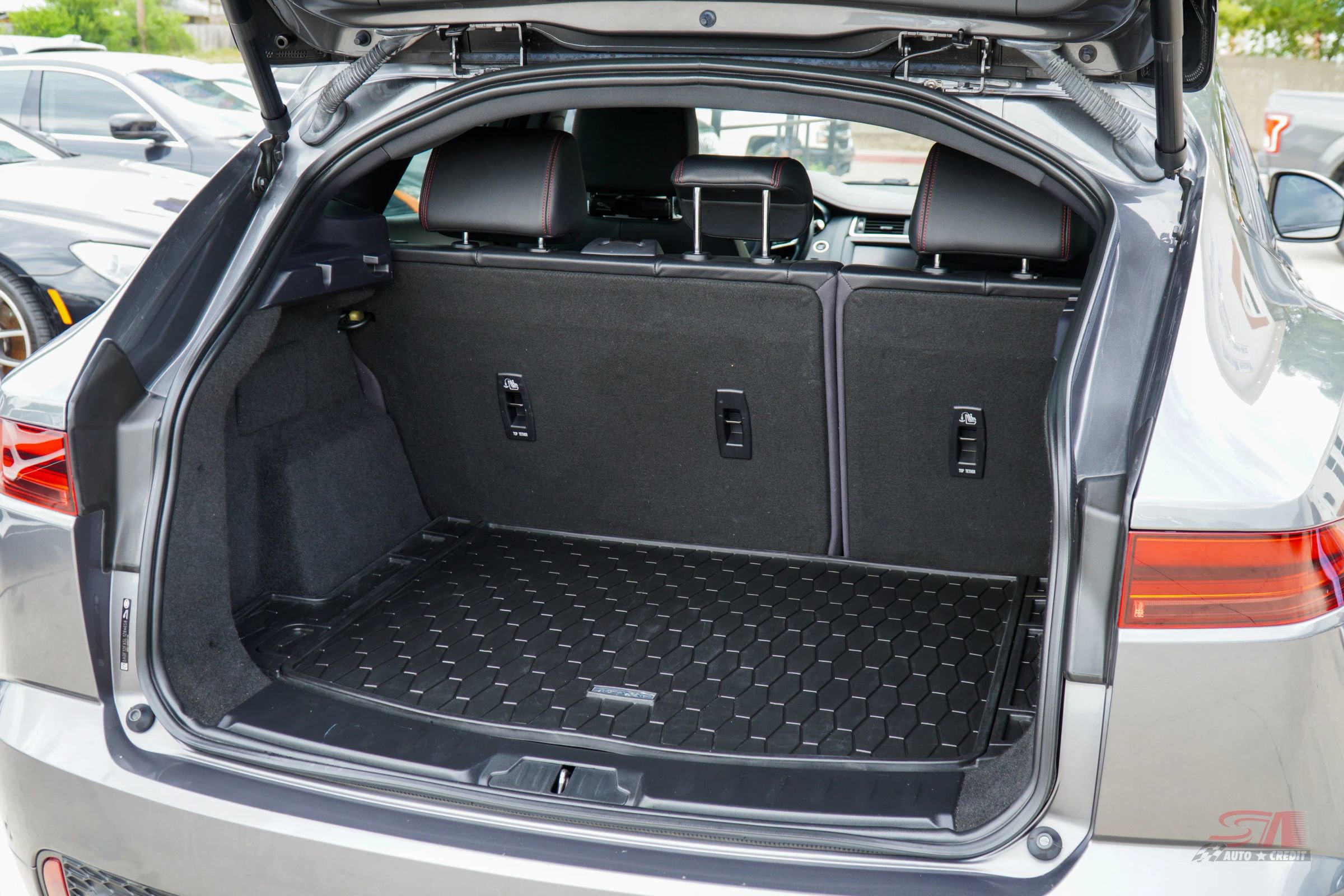 Used 2020 Jaguar E-PACE Checkered Flag image 8