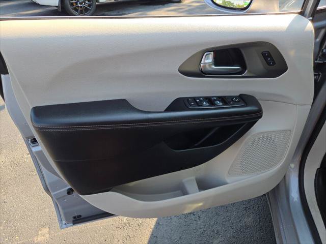 Certified 2020 Chrysler Pacifica Touring-L FWD image 23