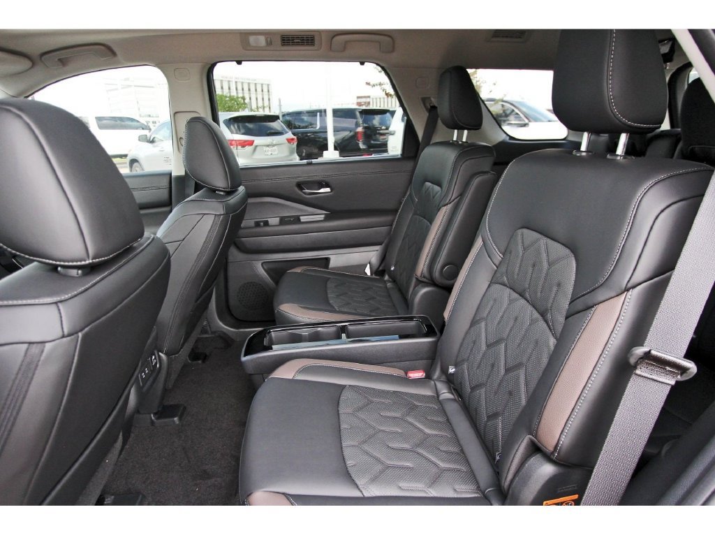 New 2026 Nissan Pathfinder Platinum FWD image 11