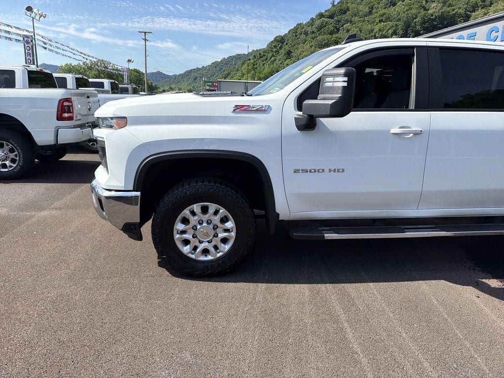 Used 2024 Chevrolet Silverado 2500 LT AWD/4WD image 9