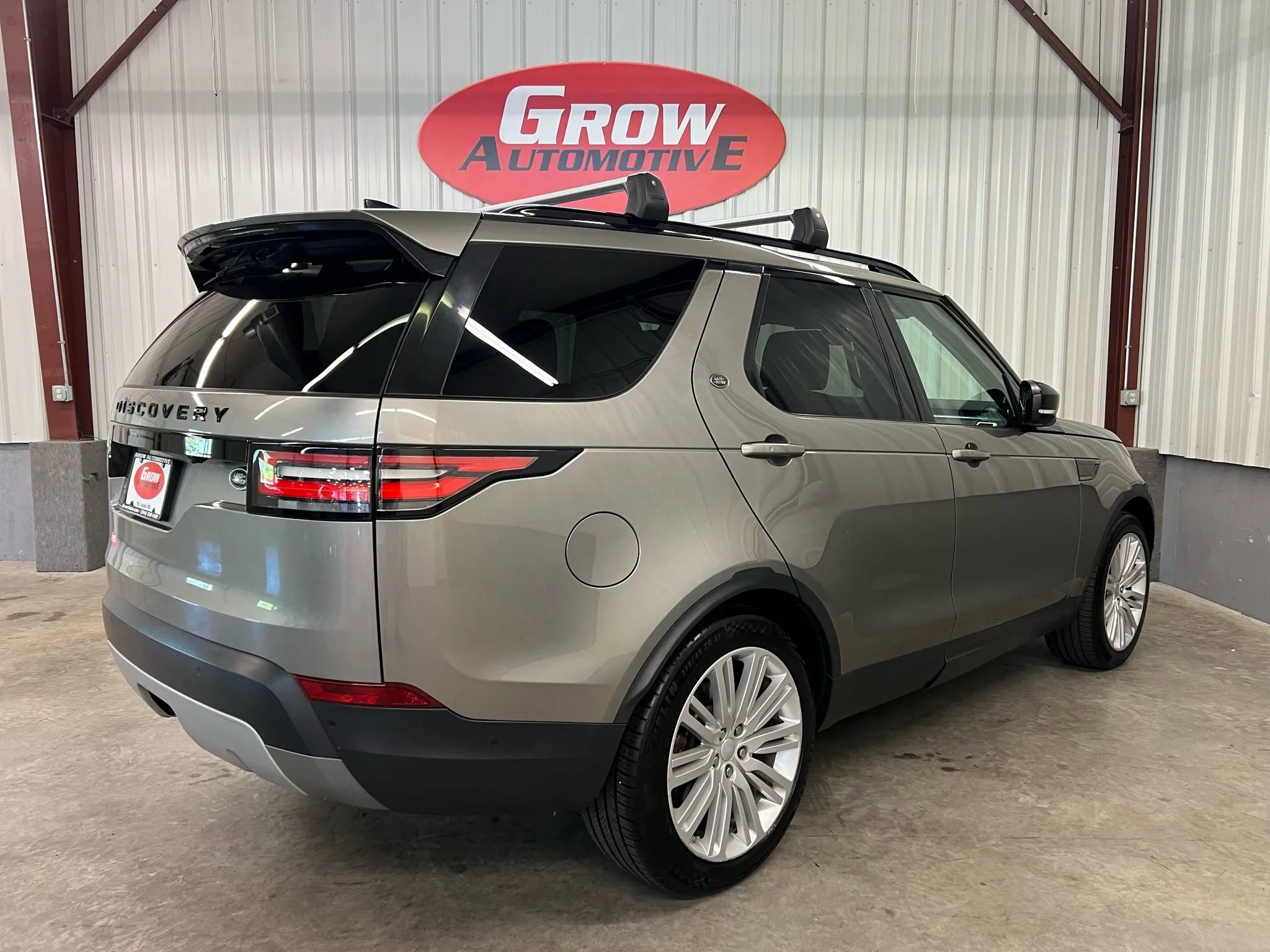 Used 2017 Land Rover Discovery First Edition image 10