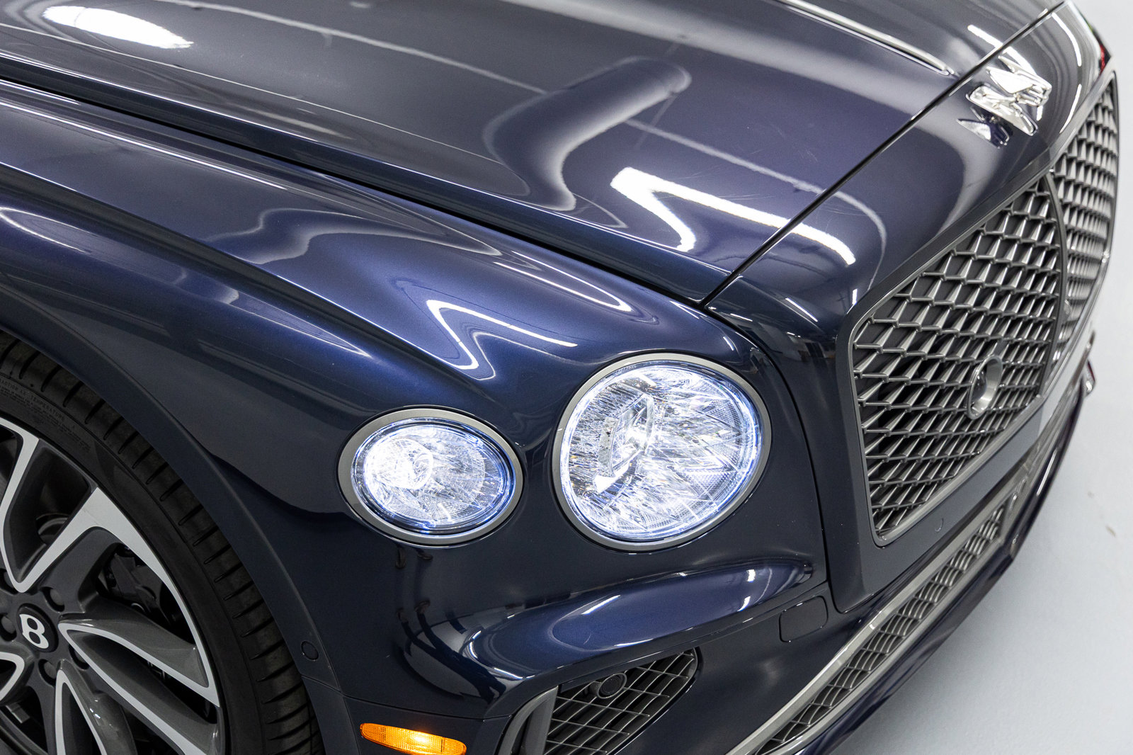 Certified 2025 Bentley Flying Spur Plug-In Hybrid AWD/4WD image 13