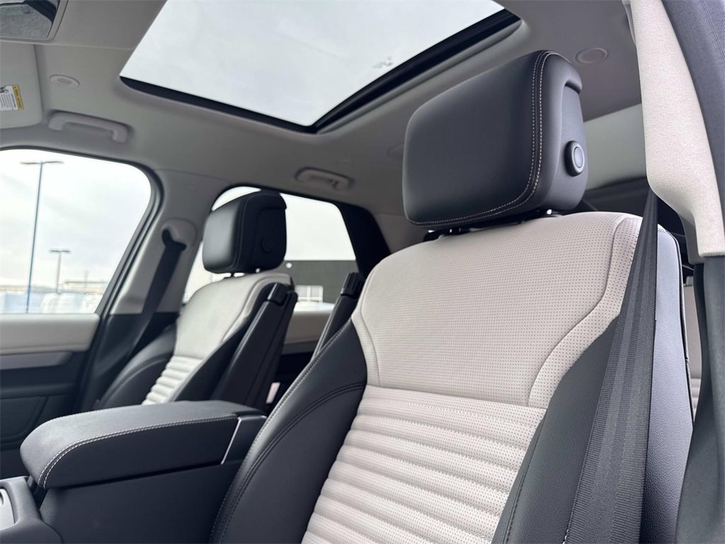 New 2026 Land Rover Discovery Limited Edition image 21