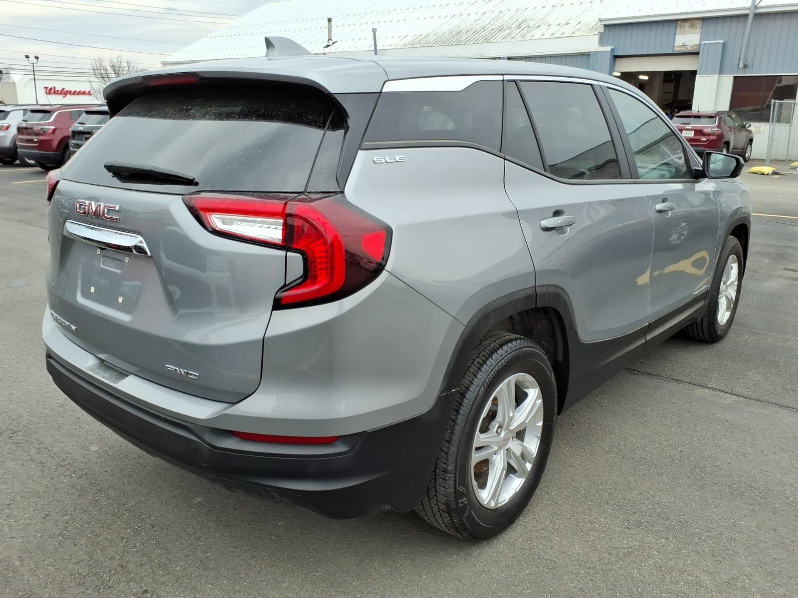 Used 2024 GMC Terrain SLE image 5