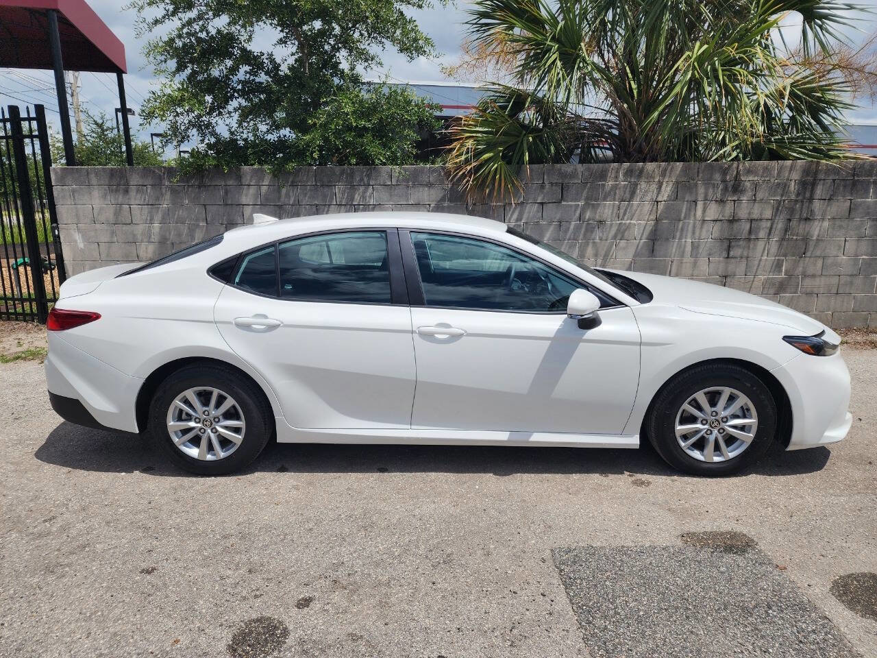 Used 2025 Toyota Camry LE image 9