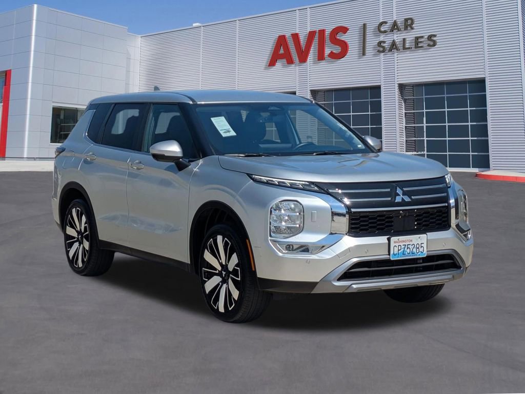 Used 2025 Mitsubishi Outlander SE AWD/4WD image 3