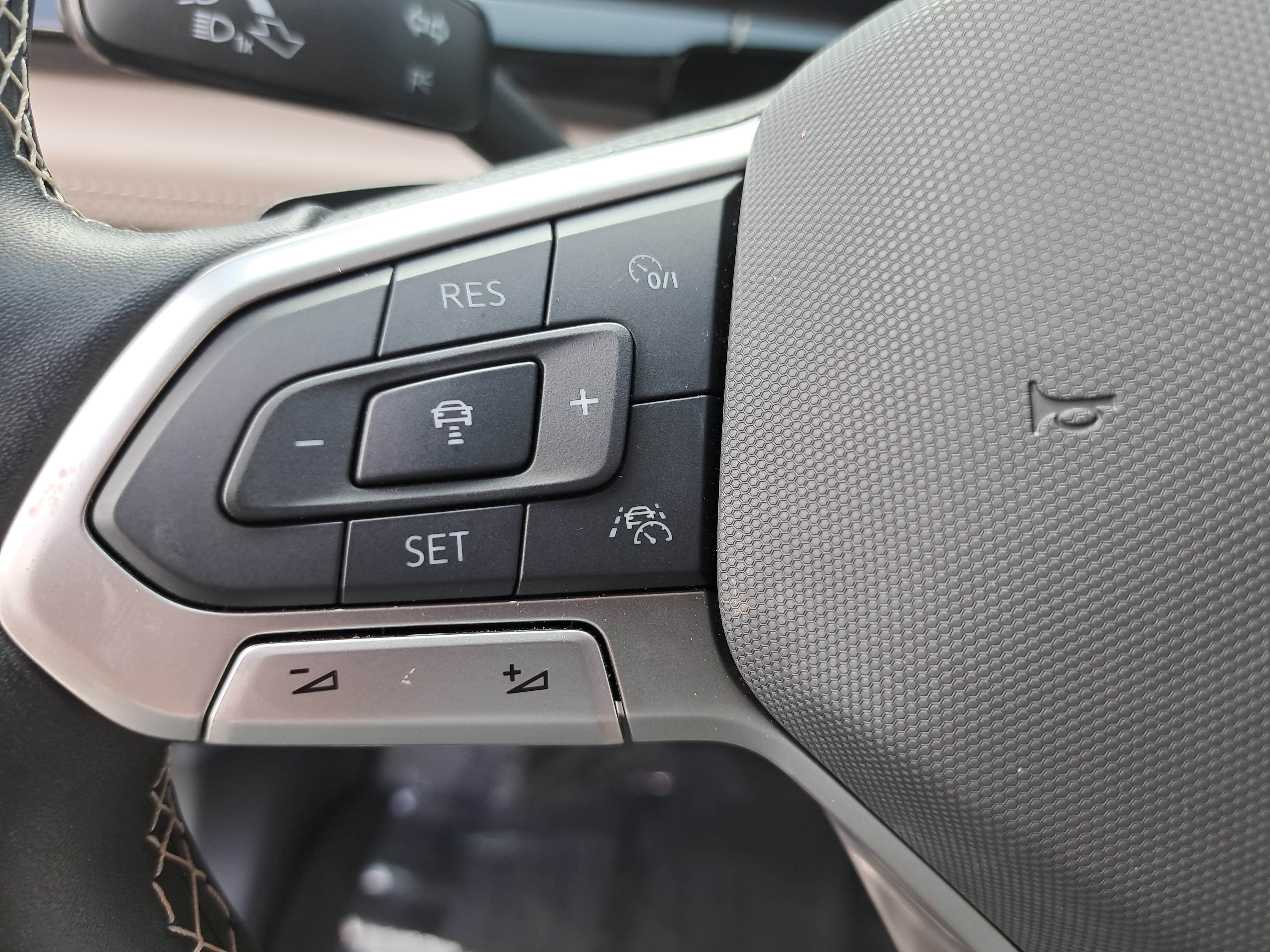 Certified 2025 Volkswagen Atlas SE FWD image 17