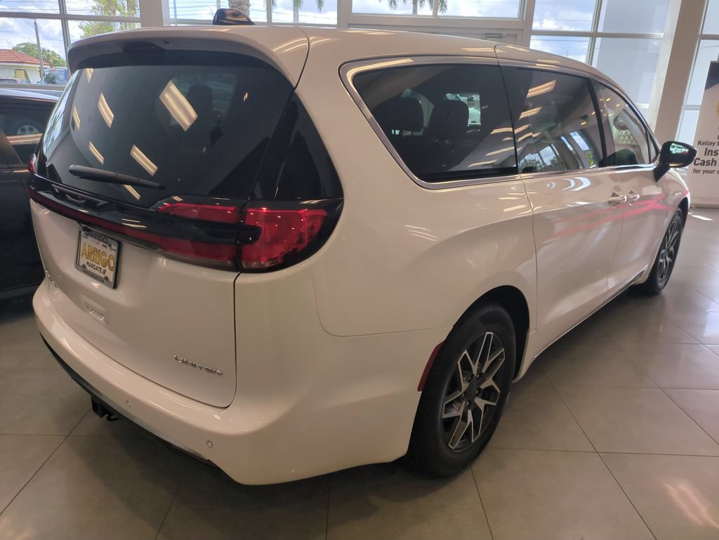 New 2027 Chrysler Pacifica Limited FWD image 5