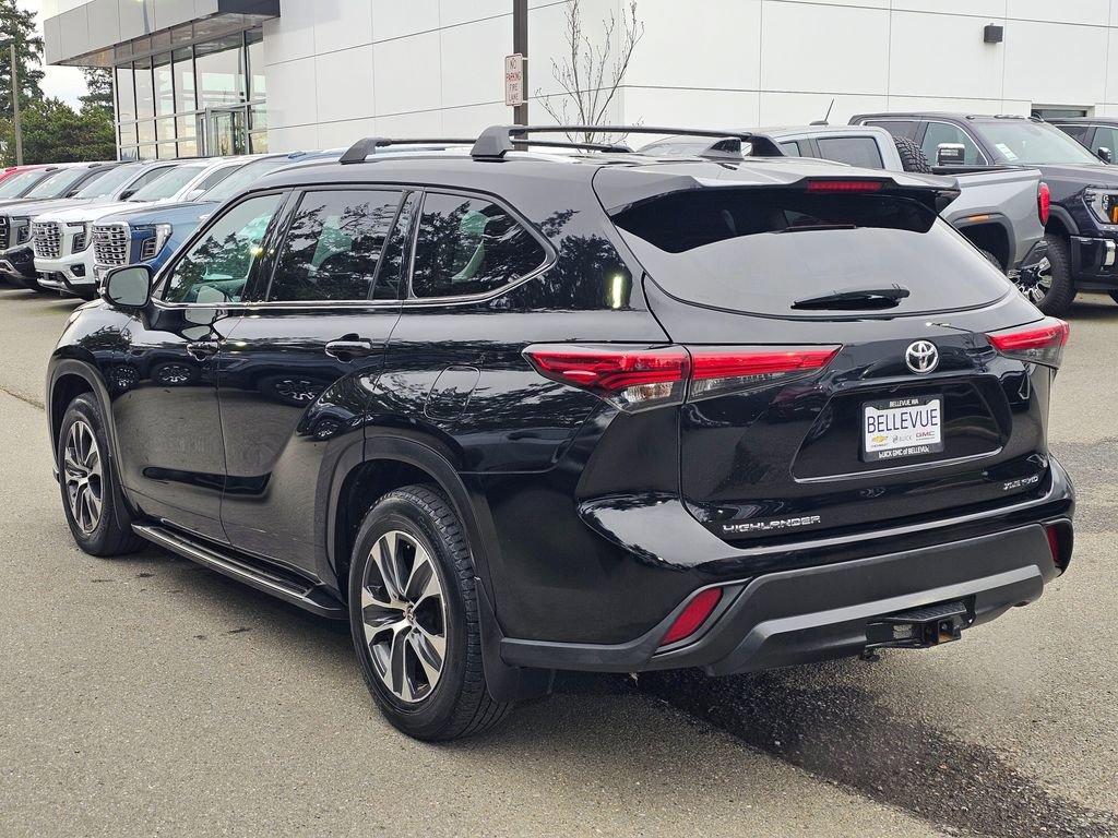Used 2022 Toyota Highlander XLE image 3