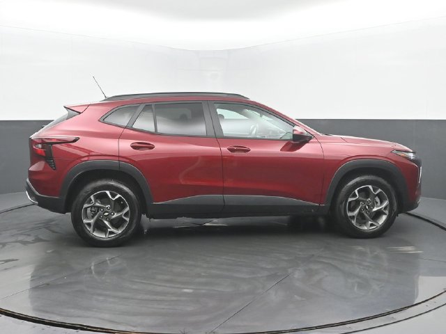 Used 2024 Chevrolet Trax LT w/ Sunroof Package FWD image 6