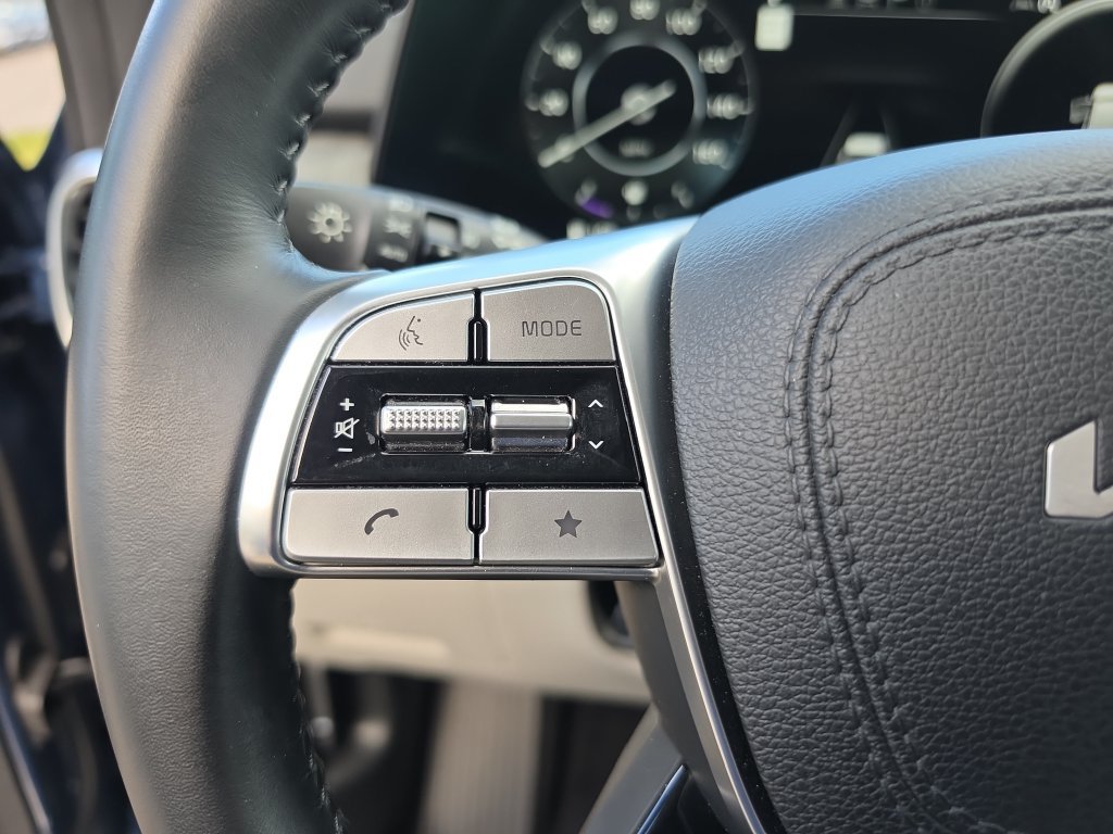 Used 2024 Kia Telluride SX w/ Towing Package FWD image 21