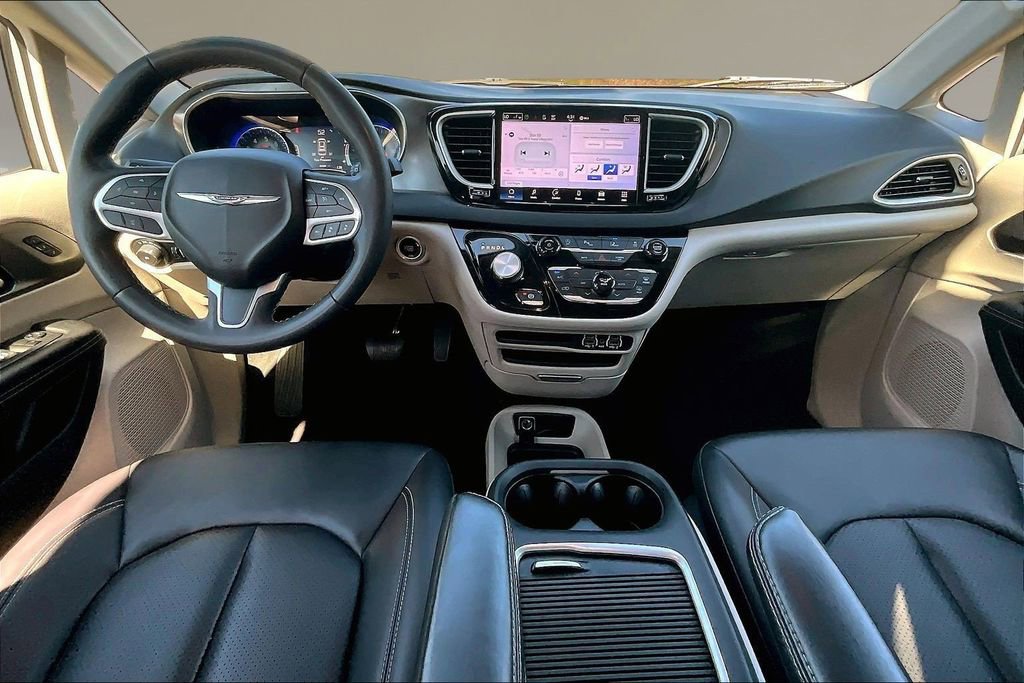 Used 2023 Chrysler Pacifica Touring-L image 7