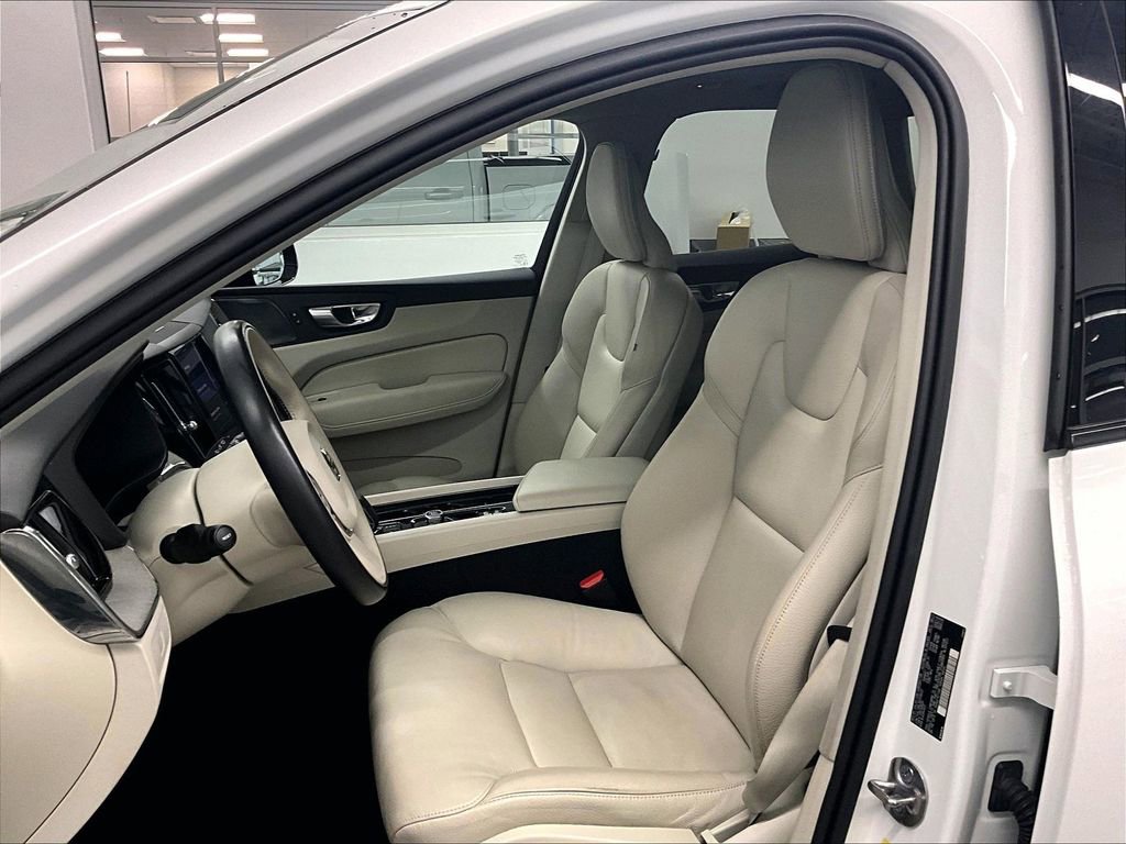 Used 2024 Volvo XC60 B5 Plus image 10